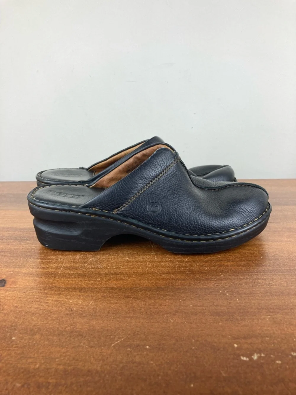 BORN Women’s Black Leather Mule Clog Slip On Shoes B73500 Size 8 (39) - Picture 4 of 11